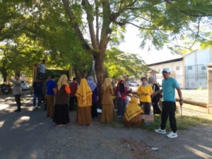 Sinergi TNI-Polri dan Pemerintah Desa Sekongkang Bawah Gotong Royong Bersihkan Lingkungan