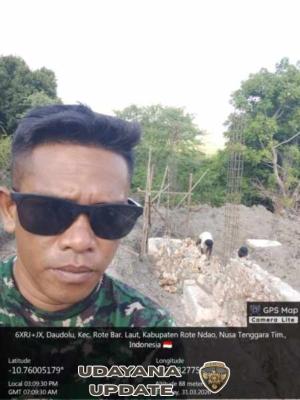 Babinsa Tualima Pantau Pemasangan Fondasi Bangunan