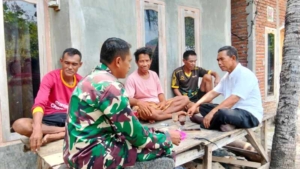 Babinsa Adu Aktif Jalin Kedekatan, Ajak Warga Jaga Kebersihan Lingkungan
