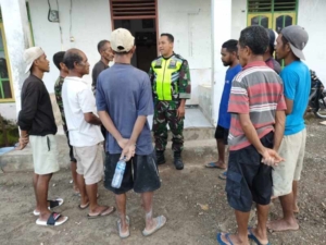 Babinsa Ingatkan Warga Desa Oelneke Utamakan Keselamatan Sebelum Bekerja