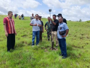 Babinsa Koramil 05/Waingapu Dampingi Pengukuran Tanah oleh Petugas Pertanahan di Kelurahan Wangga