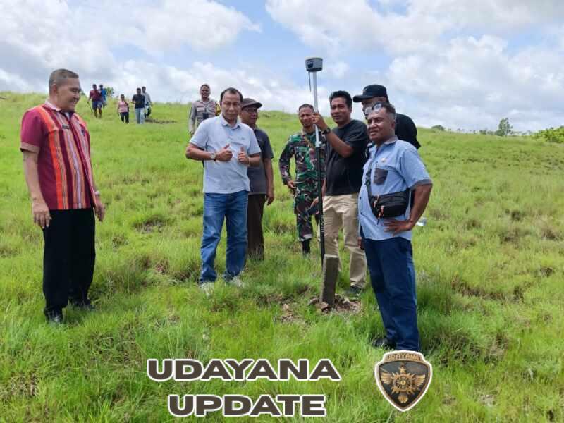 Babinsa Koramil 05/Waingapu Dampingi Pengukuran Tanah oleh Petugas Pertanahan di Kelurahan Wangga