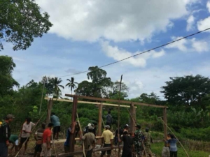Babinsa Koramil 01/Lewa Bersama Jemaat Bangun Rumah Pastori di Matawai Amahu