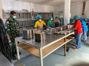 Babinsa Desa Pido Salurkan Makanan Bergizi untuk 2.755 Siswa di Alor Timur Laut