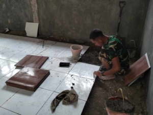 Dari Perbatasan, Satgas TMMD Ke-127 Kodim 1618/TTU Tuntaskan Tahap Pemasangan Keramik 4 RKB SMAN Bikomi Nilulat