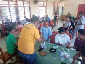 Babinsa Praka Lalu Sopian Pantau Kegiatan Pemeriksaan Kesehatan Gratis di Desa Kobasoma