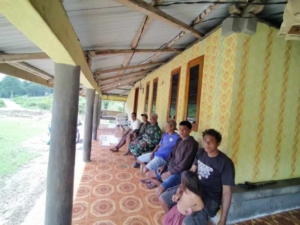 Pererat Silaturahmi, Babinsa Sertu Silas Kikhau Sambangi Warga