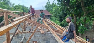 Kodim 1622/Alor Bersama Warga Laksanakan Karya Bakti Pembangunan RTLH di Kelurahan Moru