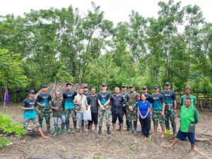 Cemara Bersemi Hijaukan Bumi, Satgas Pamtas Yonarhanud 2 Kostrad Tanam Pohon Cemara di Desa Inbate