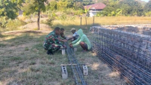 Motivasi Babinsa di Lokasi Pembangunan Kantor Desa Fafinesu C Tuai Apresiasi Warga
