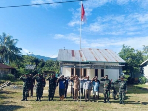 TNI Hadir di Tengah Masyarakat, Kibarkan Semangat Merah Putih di Watu Langkas