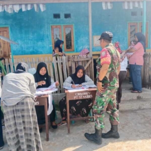 Babinsa Desa Rasabou Dampingi Tim Kesehatan Puskesmas Gelar Komsos Bersama Warga
