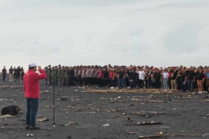Wakil Bupati Tabanan Hadiri Gerakan Kebersihan Sampah Pantai di Pantai Kelating