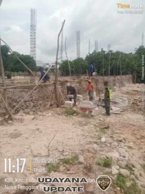 Babinsa Pantau Pengerjaan Pemasangan Batako di Desa Kuli Aisele