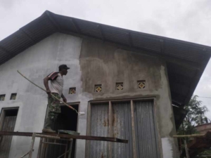 Satgas TMMD Kodim 1618/TTU Genjot Perehaban Rumah Ibu Marcelina Kolo di Desa Nainaban
