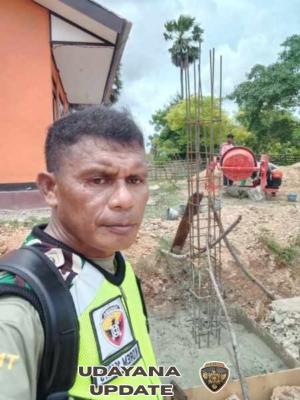 Babinsa Pantau Pengecoran Cakar Ayam di Sakubatun