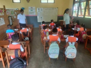 Anak-anak di Pantai Baru Dapat Makanan Sehat Bergizi Gratis