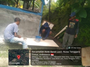 Babinsa Tualima Pantau Pembuatan Mal Tiang Cakar Ayam