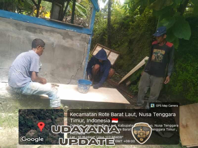 Babinsa Tualima Pantau Pembuatan Mal Tiang Cakar Ayam
