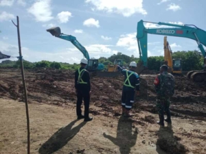 Babinsa Kodim 1627/Rote Ndao Amankan Pembangunan Sentra Industri Garam Nasional