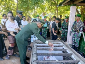 Kasdim 1601/Sumba Timur Pimpin Upacara Pemakaman Militer Kopka (Purn) Benyamin Hau Pule