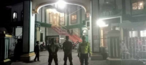 Sinergi TNI–Polri Jaga Kekhusyukan Tarawih di SoE, Ratusan Jamaah Beribadah dengan Aman