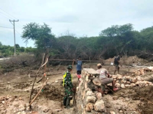 Babinsa Pantai Baru Bantu dan Awasi Pemasangan Pondasi KDKMP Desa Fatelilo