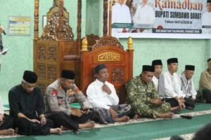 Dandim 1628/Sumbawa Barat bersama Ibu Ketua Persit KCK Cabang XLIV Dalam Safari Ramadhan