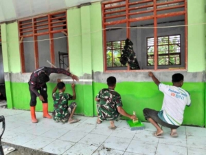Kejar Target TMMD, Satgas Kodim 1618/TTU Bersama Warga Cat Dinding RKB SMAN Bikomi Nilulat