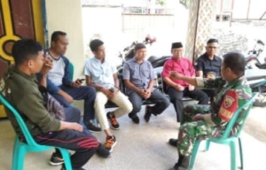 Babinsa Mamben Lauk Laksanakan Komsos Bersama Staf Desa dan Kadus Bahas Keamanan dan Kebersihan Lingkungan