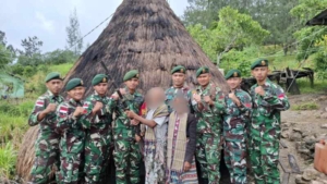 Wujud Kepercayaan Masyarakat, Satu Pucuk Senjata Api Diserahkan Kepada Satgas Pamtas Yonarhanud 2 Kostrad