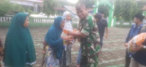 Danramil Lasiman Pimpin Babinsa Koramil 1612-02/Reok Berbagi Pangan dan Buka Puasa Bersama