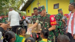 Pangdam IX/Udayana Salurkan PMT untuk Anak PAUD dan Sembako bagi Warga Desa Werang