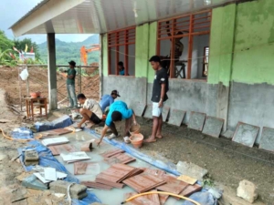 Satgas TMMD Kodim 1618/TTU Kebut Pemasangan Keramik RKB SMAN Bikomi Nilulat, Wujud Nyata  Pengabdian di Perbatasan