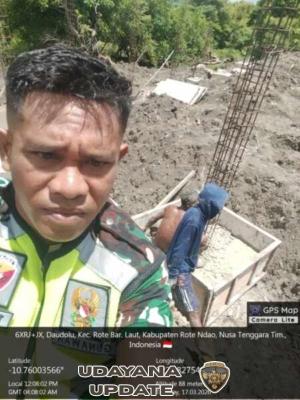 Babinsa Koramil Batutua Aktif Awasi Pembangunan KDKMP Desa Oelua