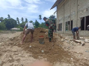 Babinsa Koramil 06/Karera Aktif Patroli Wilayah dan Gotong Royong Bangun Gereja