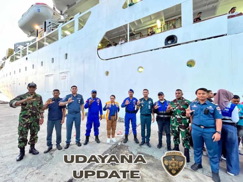 Babinsa Larantuka Bersama Tim Gabungan Amankan Arus Mudik Lebaran di Pelabuhan PELNI