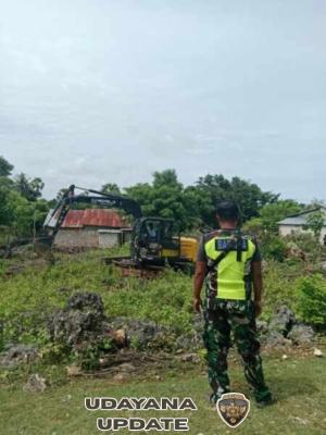 Babinsa Batutua Monitoring Pembersihan Lahan KDKMP Desa Tasilo