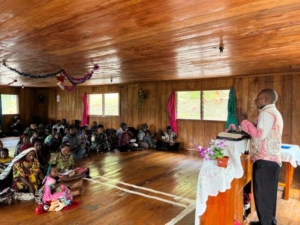 Dari Pos Tugas ke Rumah Tuhan, Prajurit Satgas Yonif 743/PSY Beribadah Bersama Masyarakat Papua