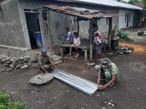 Anggota Kodim 1622/Alor Gotong Royong Lanjutkan Pembangunan Rumah Layak Huni