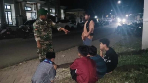 Anggota Piket Koramil 1628-02/Sekongkang Gelar Patroli Malam, Jaga Keamanan Wilayah Binaan