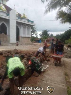 Babinsa Baranusa Pimpin Gotong Royong Pembangunan Pagar Masjid Al Hidayah