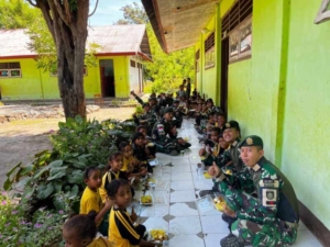 Suapan Kasih di Tanah Batas, Satgas Yonarhanud 2 Kostrad Bagikan Makanan Bergizi di SD Negeri Tataum