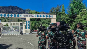 Senjata di Pundak Nyali Berdetak, Satgas Pamtas Yonarhanud 2 Kostrad Kuatkan Fisik Dengan Lari Bersenjata