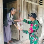 Jaga Kedaulatan Tebar Kepedulian, Satgas Pamtas Yonarhanud 2 Kostrad Beri Bantuan Sembako dan Baju Layak Pakai