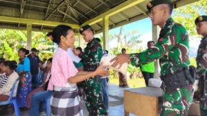 Yonarmed 12 Kostrad Tebar Berkah Sambut Paskah di Perbatasan