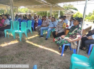 Babinsa Tanjung Bunga Hadiri Peringatan Hari Kartini di Ile Bura, Dorong Semangat Kebersamaan