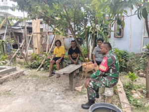 Babinsa Koramil 05/Biut Himbau Warga Desa Boronubaen Jaga Kesehatan di Musim Hujan