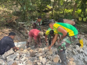 Bakti di Perbatasan Negeri, Satgas Pamtas Yonarhanud 2 Kostrad Karya Bakti Bangun Rumah Warga