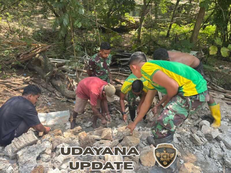 Bakti di Perbatasan Negeri, Satgas Pamtas Yonarhanud 2 Kostrad Karya Bakti Bangun Rumah Warga